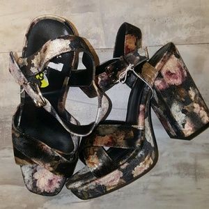 Parker and Sky velvet like floral print heel. NWOB